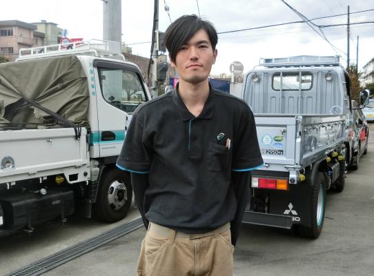 若い世代に運転をもっと身近に・・・ 免許なしで採用　未経験でもトラックドライバーになれる 3年勤務継続が条件　『準中型免許』全額負担　トラック運送会社の人材募集