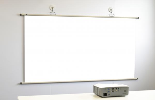 株式会社オーエスは、プロジェクターの自社ブランドLUXOS（ルクソス）の新発売を記念して、掛図スクリーンをセットした「スクリーンセット」を同時に販売いたします。